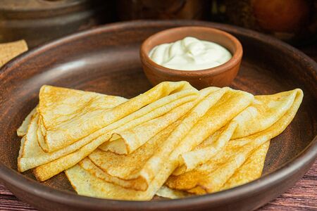 Тонкие блинчики со сметаной