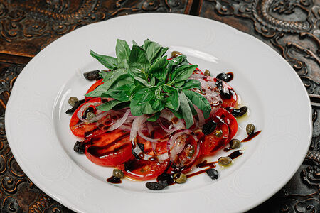 Помидоры с базиликом и крымским луком