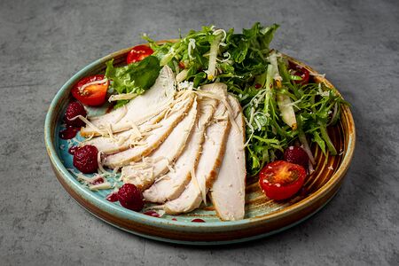 Салат с индейкой и грушей