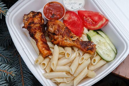Куриные голени с макаронами, помидор, огурец