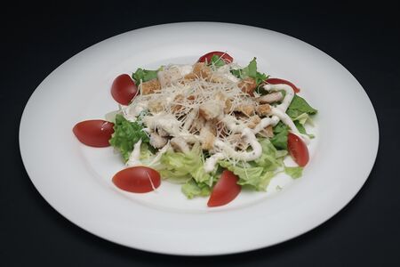 Салат Цезарь с курицей