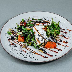 Салат из спелых томатов с сыром фета