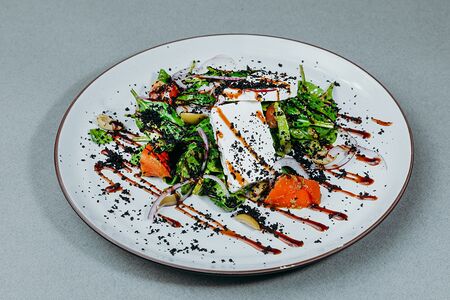 Салат из спелых томатов с сыром фета