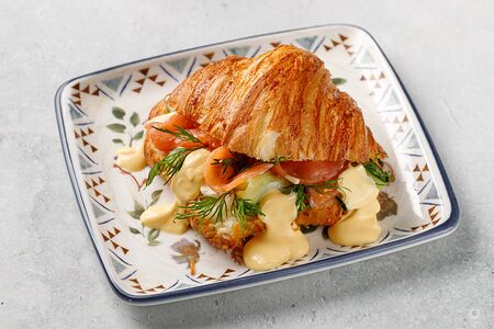 Круассан с лососем