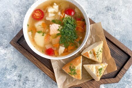 Уха из трех видов рыб с чесночным хлебом