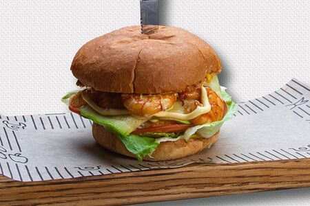 Бургер с креветками и сыром