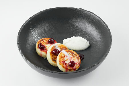 Сырники с вишневым вареньем