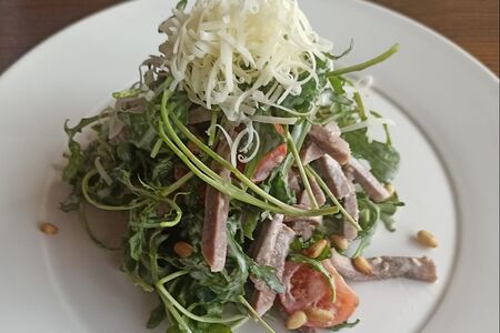 Салат с руколой и говяжьим языком
