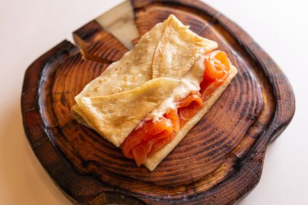 Блин с лососем и сливочным сыром