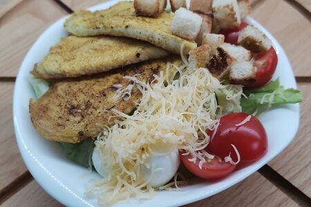 Салат Цезарь с цыпленком