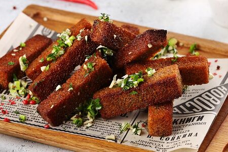 Гренки чесночные с соусом тартар