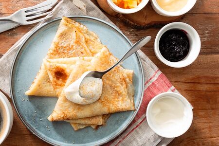 Тонкие блины со сметаной и соусом