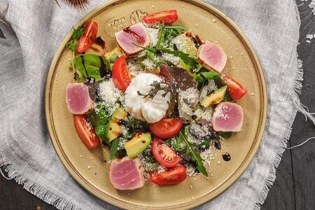 Салат с тунцом на гриле и авокадо