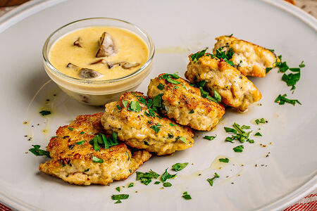 Куриные оладьи с грибным соусом