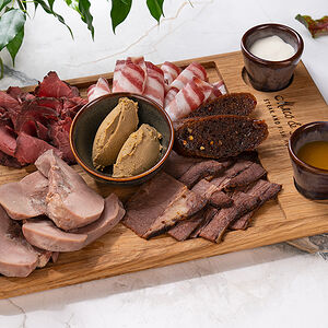 Тарелка мясных деликатесов