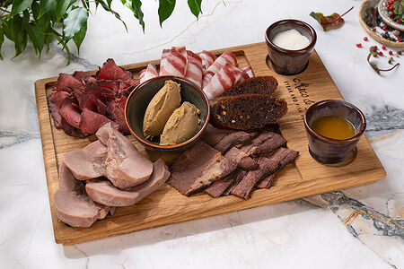 Тарелка мясных деликатесов