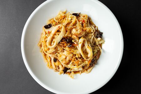 Рисовая лапша с морепродуктами в сладко-остром соусе