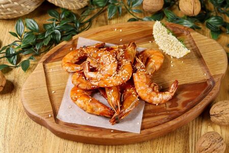 Жареные королевские креветки с пряным томатным соусом