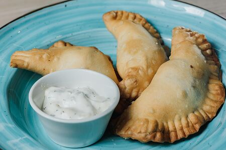 Мини-чебуреки с соусом тартар