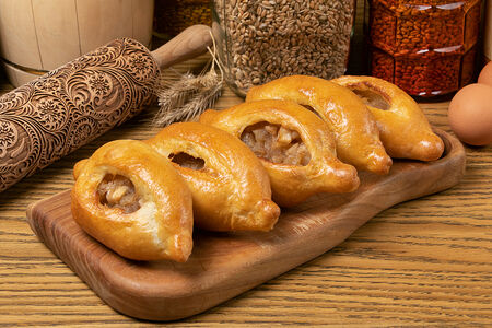 5 пирожков с яблоками