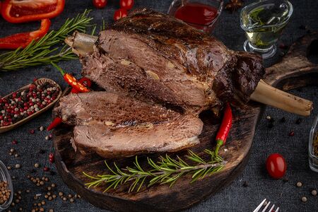 Баранья нога с розмарином и тимьяном