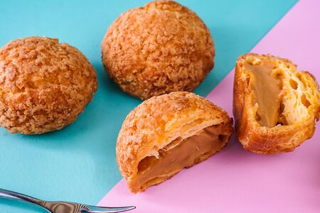 Пирожное Шу с солёной карамелью