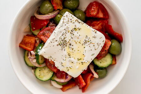 Греческий салат с домашней брынзой