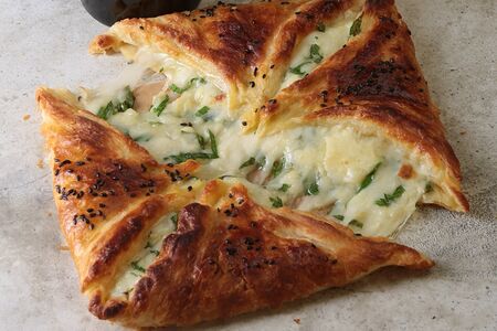 Хачапури с грузинскими сырами, зелёным луком и чесноком