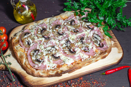 Пицца с ветчиной с грибами