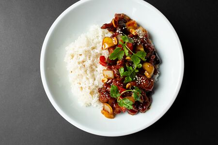 Говядина с баклажанами и рисом