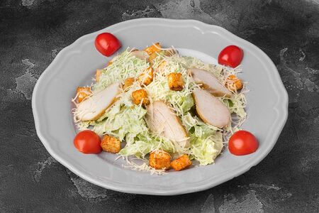 Салат Цезарь с курицей