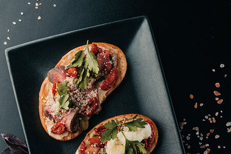 Брускетта с ростбифом