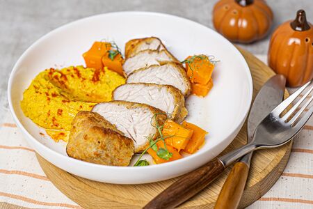 Индейка с теплым хумусом из тыквы