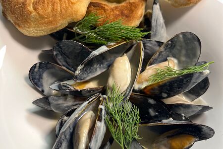 Мидии под соусом блю чиз