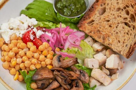 Боул с курицей и чимичурри