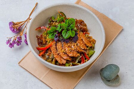 Азиатский салат с уткой и соусом кочудян