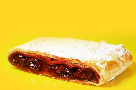 Рулетик с вишней