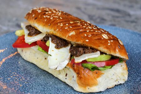 Сэндвич овощной с сыром Бри и тапенадой из оливок
