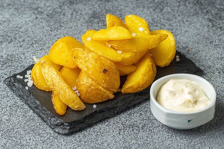 Картофель по-деревенски с чесночным соусом