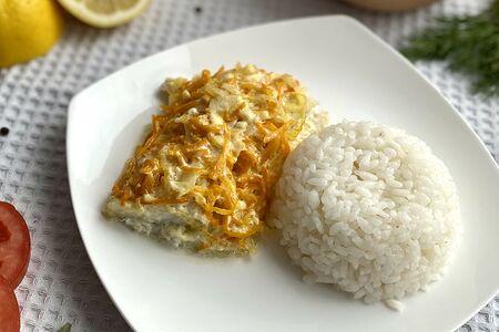 Рыба пикша, тушеная с овощами и рис отварной