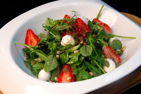 Салат руккола с клубникой
