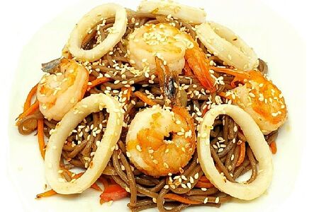 Гречневая лапша с морепродуктами и овощами
