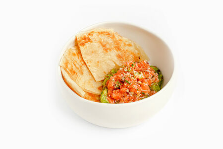 Тар-тар из лосося на лепешке роти