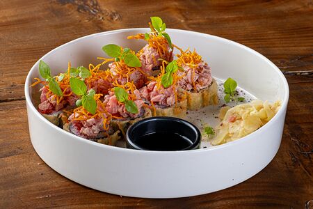 Теплый ролл со спайси тунцом