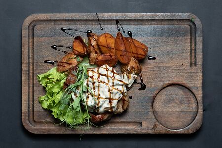 Свиная шея под сливочно-грибным соусом