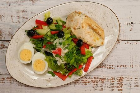 Куриная грудка с овощами и яйцом