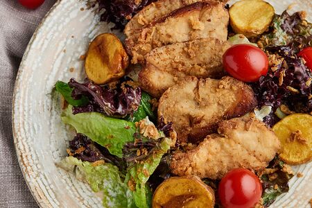 Деревенский с курицей