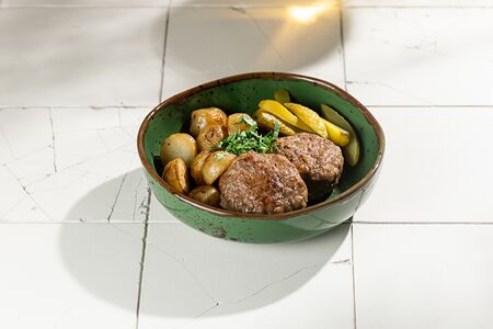 Домашние котлеты с картофелем стоун и корнишонами