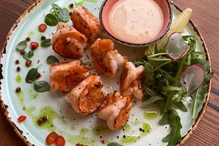 Тигровые креветки с тайским соусом и салатом из свежей зелени