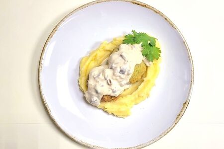 Куриные котлеты с брокколи и картофельным пюре